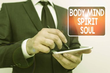 Beden Ruhu 'nu gösteren bir not yazıyorum. Kişisel Denge Terapisi için iş konsepti. Bilinç durumu. Erkek giyimi resmi iş elbisesi.