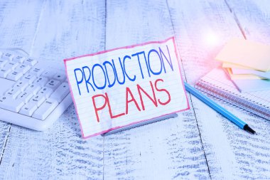 Yapım Planlarını gösteren bir not yazıyorum. İşletme konsepti, bilgisayar klavyesi ve sayfaları arasında tel üzerine özel bir ürün not kağıdı üretmeye nasıl gidileceğine karar vermek