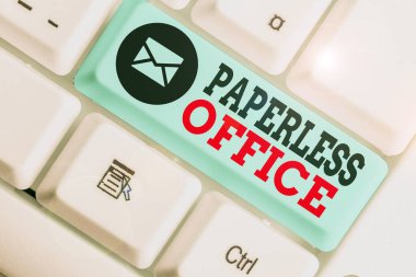 El yazısı Kağıtsız Ofis. Kağıt kullanımının ortadan kaldırıldığı kavramsal fotoğraf çalışma ortamı