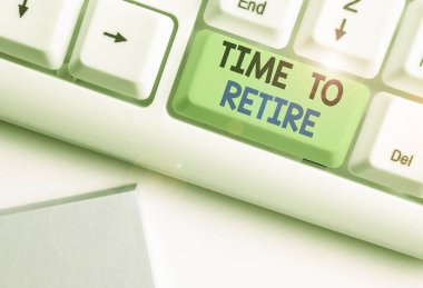 Emeklilik zamanını gösteren mesaj işareti. İş fotoğrafçılığı. Emeklilerin statüsünü al. Yaşlılara göre çalışmayı bırak.