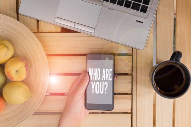 Kelime yazma metni Kim Sorguluyorsun? İş fotoğraflarında birinin kimliğini soruluyor ya da bilgisayardaki akıllı telefon içki kupa ofisi teknolojik cihazlar sağlıyor.