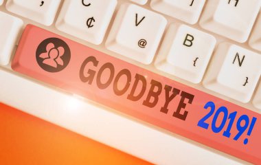 Veda 2019 'u gösteren bir not yazmak. Ayrılırken veya geçen yılın sonunda iyi dileklerini ifade etmek için iş kavramı.
