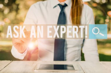 Ask An Expert 'ı gösteren kavramsal el yazısı. Konsept, okuduğu doğrulandığı anlamına gelir. Kılavuzları anlayın ve kabul edin. Kadın iş adamı oturuyor ve cep telefonu tutuyor.