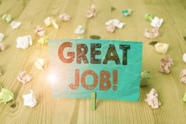 Kelime yazarlığı harika bir iş. İş fotoğrafı sergisi, birini çok iyi yaptığı bir şey için övmek için kullanılmış. Renkli, buruşuk kağıtlar. Boş, ahşap zemin, çamaşır mandalı.