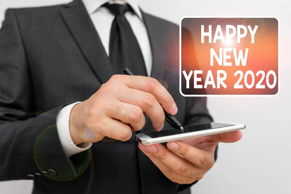 Nota de escritura que muestra Feliz Año Nuevo 2020.Foto de negocios que muestra el saludo Celebrando el comienzo fresco de las fiestas Mejores deseos Traje de trabajo formal de desgaste humano masculino sostiene el teléfono inteligente con la mano . — Foto de Stock