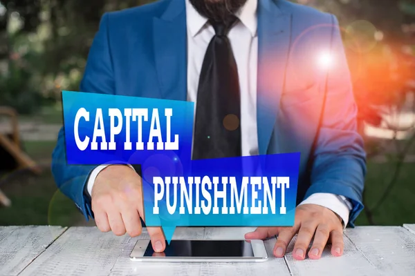 书写文字死刑 商业照片展示授权杀害某人作为对犯罪的惩罚 商人身穿蓝色套衫 手握领带 — 图库照片