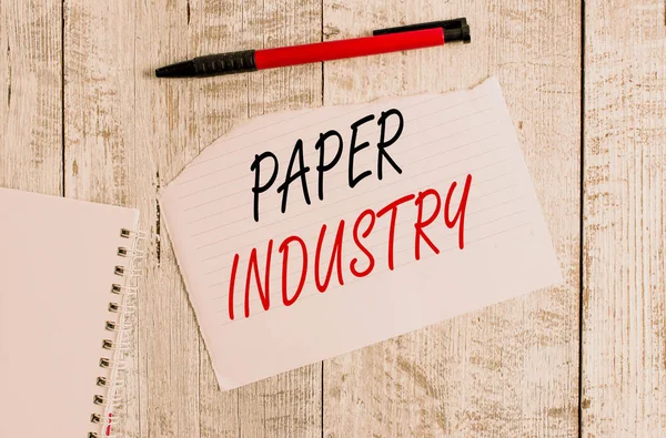 显示造纸业的书面说明 基于纤维的产品的加工和销售行业的商业概念牛皮纸和笔记本 笔架在木制桌子上 — 图库照片