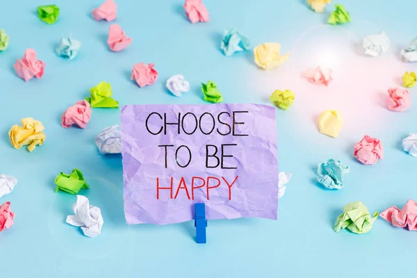 幸せになることを選択を示すメモを書く 良い気分でいることを決定するためのビジネスコンセプト笑顔明るく楽しい色のしわのある紙空のリマインダー青の床の背景の服ピン — ストック写真