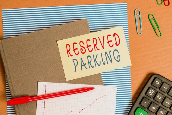 Textový Nápis Ukazující Vyhrazené Parkování Obchodní Fotografie Předvádění Parkovacích Míst — Stock fotografie