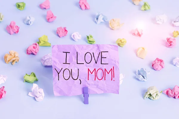 愛してることを示すメモを書いてるママメッセージを愛するためのビジネスコンセプト感情的な愛情暖かい宣言色のしわのある紙空のリマインダ青の床の背景の服ピン — ストック写真