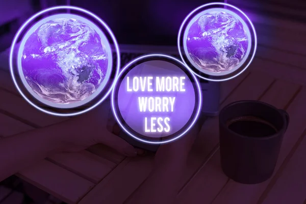 Написання Тексту Love More Worry Less Концептуальна Фотографія Маючи Хороший — стокове фото