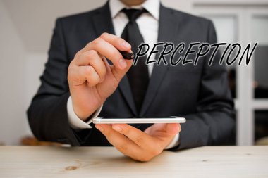 Algılama belirtileri var. İş fotoğrafçılığı yapan kişiler duyusal izlenimlerini düzenler ve yorumlarlar. Erkek insan resmi kıyafetler giyer. Sunum için yüksek teknoloji akıllı telefonu kullanın.