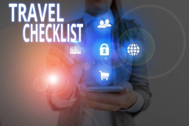 El yazısı metin Seyahat Kontrol Listesi. Kavramsal fotoğraf planlanan gezi için kontrol edilecek ya da yapılacak şeylerin bir listesi