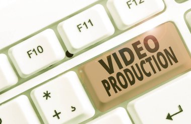 Video Prodüksiyon 'u gösteren kavramsal el yazısı. Bir fikri video Filtrelemeye çevirme işlemini kavramsal olarak algıla