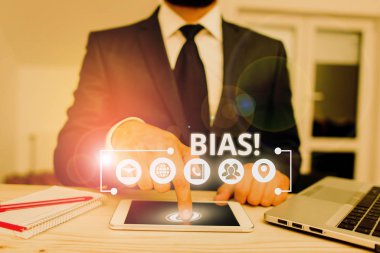 Kelime yazma metni Bias. Bir gösterici grubuna karşı eğim veya önyargı gösteren iş fotoğrafı