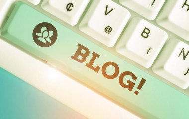 Blog 'u gösteren metin işareti. İş fotoğrafı metni düzenli olarak güncellenmiş web sayfası veya bir kişi veya grup tarafından yönetilen web sayfası