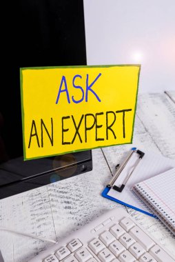 Kelime yazma Uzmanı Sor. Klavye ve durağan yakınındaki siyah bilgisayar ekranına bantlanmış not kağıdını anlayan ve onaylayan iş fotoğrafı gösterme doğrulaması