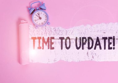 Güncelleme Süresini gösteren metin işareti. İş fotoğrafında, resmi olarak birinin iş ya da pozisyon önerdiği görülüyor. Alarm saati ve yırtılmış karton kutu klasik masa arkaplanının üzerine yerleştirilmiş.