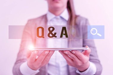 El yazısı Q ve A metni. Sorulan ve cevaplanan sorular olarak tanımlanan kavramsal fotoğraf cep telefonu ve iş kadınlarıyla iş konsepti