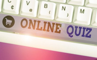Online Quiz gösteren not yazma. Oyun veya internette yayınlanan bir zihin sporu için iş konsepti