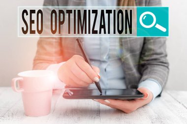 Seo 'nun optimizasyonunu gösteren kavramsal el yazısı. Kavram, bir web sitesinin veya kullanıcılar için web sayfasının görünürlüğünün artması demektir. Cep telefonu ve bir fincan kahveyle oturan iş kadını