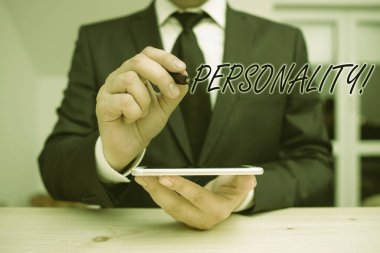 Kişiliği gösteren bir mesaj. İş fotoğrafı kombinasyon özellikleri bireysel karakter erkek insan giyimi sunum yüksek teknoloji akıllı telefon kullanın