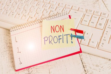 Non Profit 'i gösteren bir not yazıyorum. Temel olarak kar kuruluşu not defteri hatırlatma broşu yapmak ya da yönetmemek için çivilenmiş tahta levha ile iş konsepti
