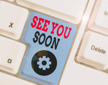 Kısa mesaj işareti yakında görüşürüz diyor. Biriyle vedalaşmak ve yakında tekrar buluşmak için kullanılan iş fotoğrafı metni.