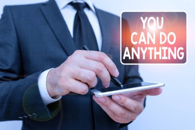 Her şeyi yapabileceğini gösteren bir not yazıyorum. İş fotoğrafı gösterme motivasyonu. Kendine inan. Erkek insan kıyafeti giy. Akıllı telefonu kullan..