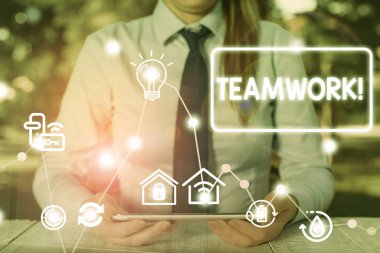 Takım çalışmasını gösteren not yazıyorum. Grubun birleşik eylemleri için iş konsepti özellikle etkili ve verimli olduğunda