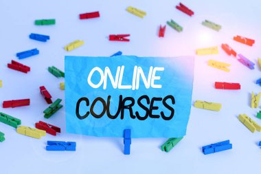 Çevrimiçi kurslar yazan el yazısı metinleri. Kavramsal fotoğraf kursları bir web tarayıcısına bir dizi ders sunar Renkli çamaşır iğnesi kağıtları boş hatırlatıcı beyaz zemin arkaplan ofisi