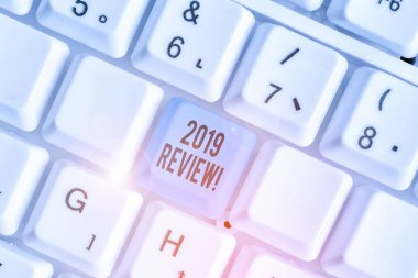 2019 İncelemegösteren metin işareti. Geçmiş yıl etkinlikleriana eylemleri veya iyi gösterileri hatırlayarak gösteren iş fotoğrafı