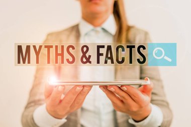 El yazısı Mitleri ve Gerçekler. Görünürde tarihi olayların geleneksel hikayesi olan kavramsal fotoğraf cep telefonu ve iş kadınlarıyla iş konsepti