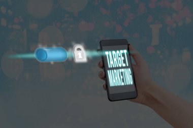 Kelime yazma, hedef pazarlama. Ürünü satın alacak potansiyel müşterilerden oluşan iş fotoğrafı sergisi grubu