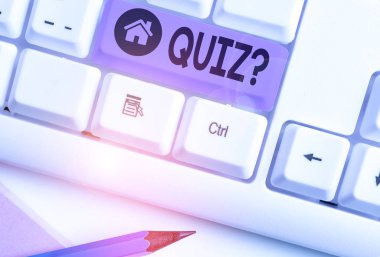 Quiz Question 'ı gösteren not yazılıyor. Bilgi sınavı için iş kavramı bireyler ya da takımlar arasındaki rekabet olarak