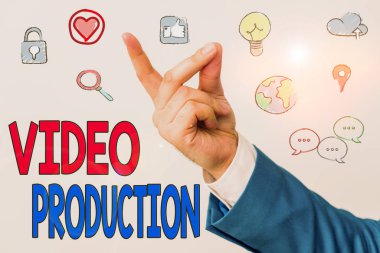 Kelime yazma video prodüksiyonu. Bir fikri video filtrelemeye dönüştürme süreci için iş konsepti.