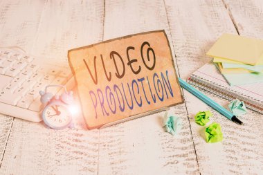 Video Prodüksiyon 'u gösteren bir not yazıyorum. Bir fikri bilgisayar klavyesi ve sayfaları arasında tel üzerine video filtreleme kağıdına dönüştürme süreci konsepti