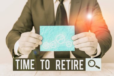 Emeklilik zamanını gösteren mesaj işareti. İş fotoğrafı metni Emeklilerin statüsünü al yeterince yaşlı yaşlılarda çalışmayı bırak