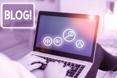 Kelime yazma metin günlüğü. İş fotoğrafı gösterimi düzenli olarak güncellenmiş web sitesi veya bir kişi veya grup tarafından yönetilen web sayfası