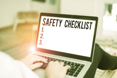 Güvenlik Kontrol Listesini gösteren kavramsal el yazısı. Doğrulamak, kontrol etmek veya denetlemek istediğiniz öğelerin iş fotoğrafı listesi.