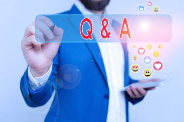 Sorulmakta olan sorular ve cevaplar olarak tanımlanan el yazısı metin yazma Soru Ve A. Kavramsal fotoğraf