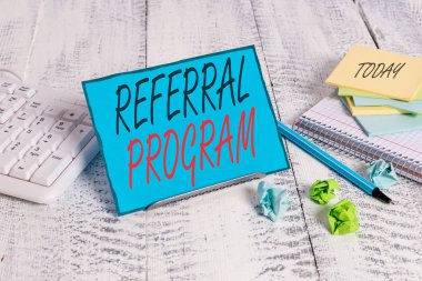 El yazısı metni Referans Programı. Kavramsal fotoğraf çalışanları, bilgisayar klavyesi ve matematik sayfaları arasında tampon kablo üzerinde not kağıdı satan uygun adayları tanıttıkları için ödüllendirilirler.