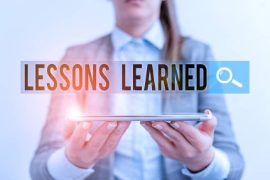 El yazısı dersleri öğrenildi. Deneyimle kazanılan bilgi veya anlayış kavramsal fotoğraf cep telefonu ve iş kadınlarıyla iş konsepti