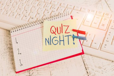 Quiz Night 'ı gösteren bir not yazıyorum. Bireyler arasında akşam testi bilgi yarışması için iş konsepti. Not defteri hatırlatma broşu ve çivilenmiş tahta levha.