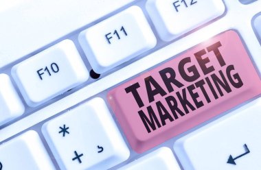 Hedef Pazarlamayı gösteren kavramsal el yazısı. Ürünü satın alacak potansiyel müşteri grubunu kabul et