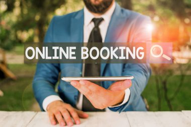 Online Rezervasyon 'u gösteren metin işareti. İş dünyasının iş seyahatlerini analiz etmek için kullanılan iş fotoğrafı tanıtım aracı. Elinde cep telefonuyla internet işadamı aracılığıyla.