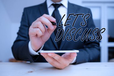 Let S Discuss 'u gösteren metin işareti. İş fotoğraflarının sergilenmesi birilerinden gösteri hakkında konuşmasını ya da erkek giyiminin resmi kıyafet giydiğini göstermesini istiyor. Sunum için yüksek teknoloji akıllı telefonu kullanın.
