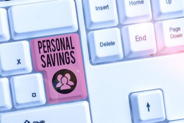 Kişisel Tasarruf 'u gösteren bir not yazıyorum. Bir gösterinin bankada ya da benzeri bir hesapta sakladığı para konsepti.