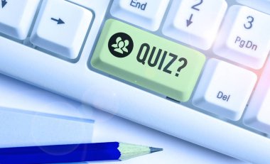 Quiz Question 'ı gösteren kavramsal el yazısı. Bilgi testini bireyler ya da takımlar arasındaki rekabet olarak algıla