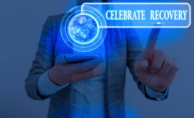 Kelime yazma metni İyileşmeyi Kutla. Nasa tarafından desteklenen bu görüntünün acı ve acı öğeleriyle mücadele eden herkes için iyileştirme programı konsepti.